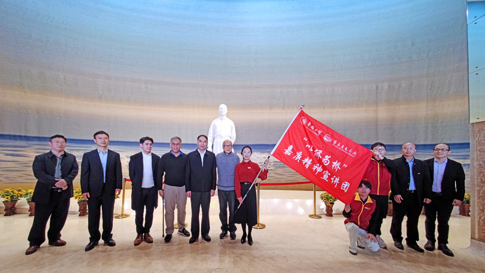 陳立人為嘉庚精神宣講團授旗.jpg